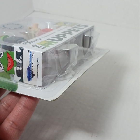The Muppets Minimates SDCC Toys R Us Exclusive Formal Kermit & Formal Piggy - Picture 8 of 12